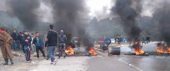 Des manifestants bloquent la route vers la station de Tikjda.