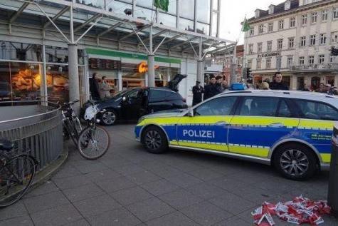 Allemagne: un homme fonce dans la foule avec sa voiture, plusieurs blessés.