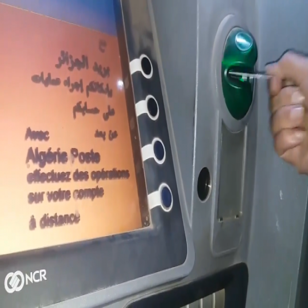 La Carte « Edahabia » d’Algérie Poste n’entre pas dans les distributeurs ! (Vidéo)