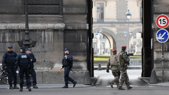 Paris : des militaires attaqués par un homme armé à l’entrée du Louvre.
