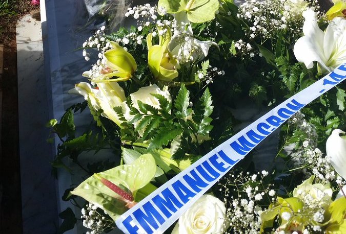 La gerbe d&rsquo;Emmanuel Macron sur la tombe de Roger Hanin ne passe pas inaperçue