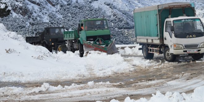 Intempéries: intervention des services des Travaux publics et des Transport pour déneiger les routes coupées