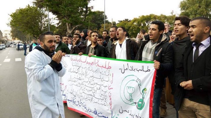 Le communiqué du ministère de la santé ne les a pas convaincus: Les étudiants en pharmacie poursuivent leur débrayage