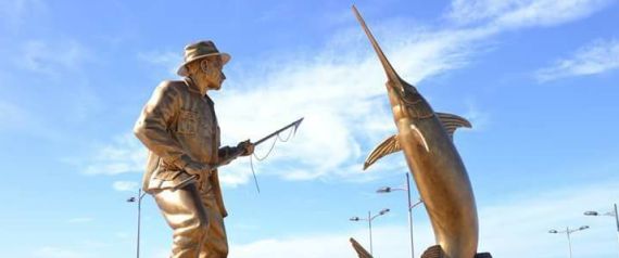 Une statue en hommage à Hemingway à Mostaganem.