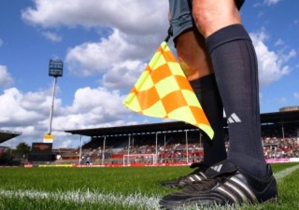 Chairmen et joueurs s’en prennent souvent à eux pour justifier leurs mauvais résultats : Les arbitres, boucs émissaires aux oreilles qui sifflent
