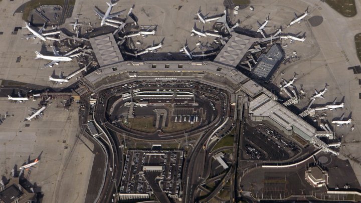 Un homme abattu à l’aéroport d’Orly après avoir dérobé l’arme d’un militaire.