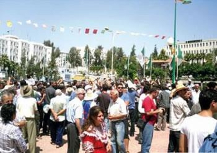 Les villageois d&rsquo;Illoula Oumalou devant le siège  de la wilaya aujourd&rsquo;hui: L&rsquo;hôpital en suspens