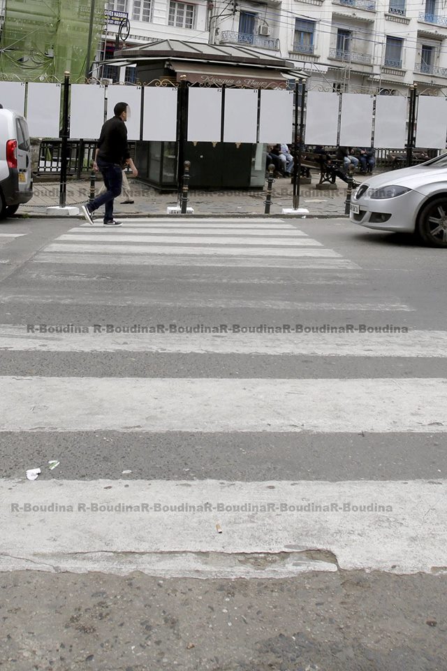 A Alger, on bloque les passages piétons dans l’espoir que les Algériens « votent en force »