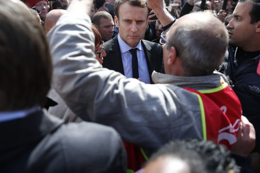 Bataille de communication entre Le Pen et Macron autour du sort des salariés de Whirlpool