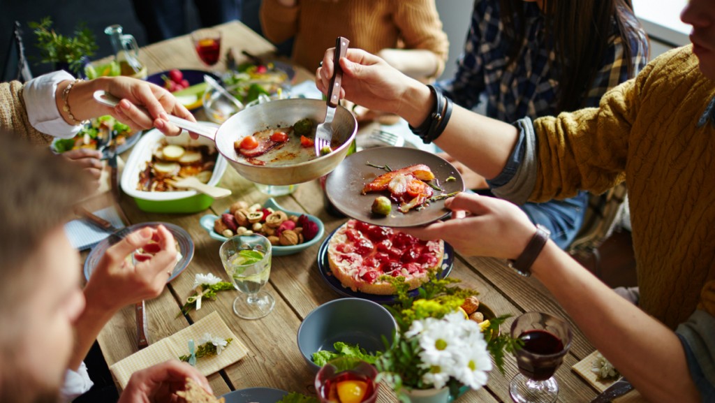 Obésité: mieux vaut manger en famille et sans la télévision