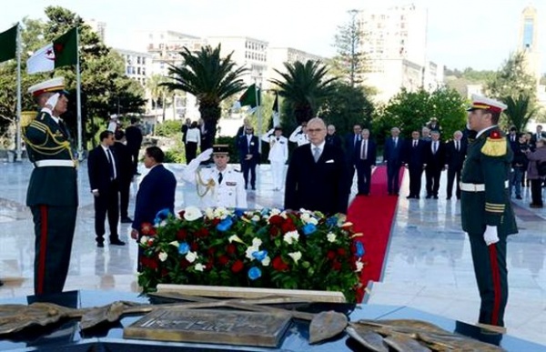 Bernard Cazeneuve se recueille à la mémoire des martyrs de la Guerre de libération