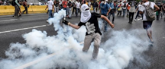 L&rsquo;opposition poursuit ses défilés au Venezuela, plongé dans la violence
