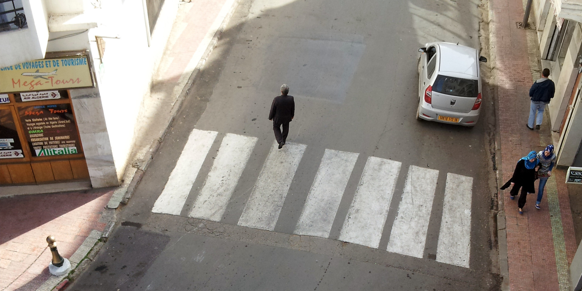 Il doit faire le slalom entre les voitures stationnées sur le trottoir et les et celles qui roulent: L’espace « piéton » par excellence squatté