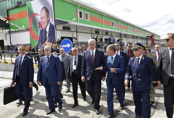 Sétif: Sellal inaugure un marché de gros des fruits et légumes dans la localité de Sfiha