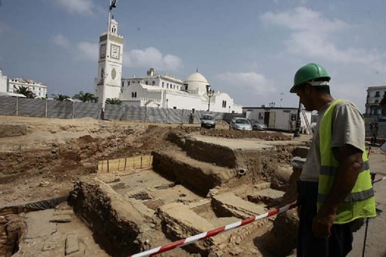 Les documents récemment récupérés en France exposés à la Bibliothèque nationale