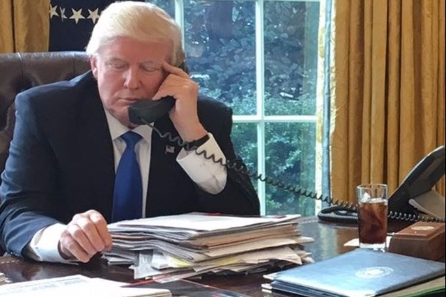 TRUMP aun bouton «SPÉCIAL COCA» sur son bureau