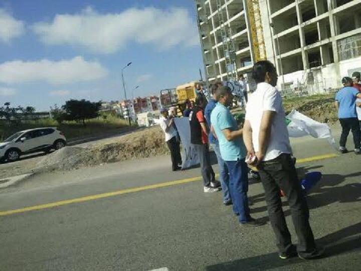 Des citoyens manifestent et bloquent la route à Ouled Fayet