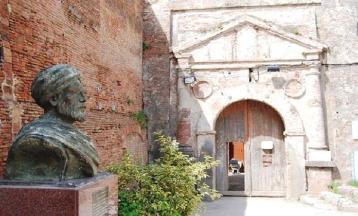 Présentation de trois pièces de monnaies en Or datant de l’époque Almoravide