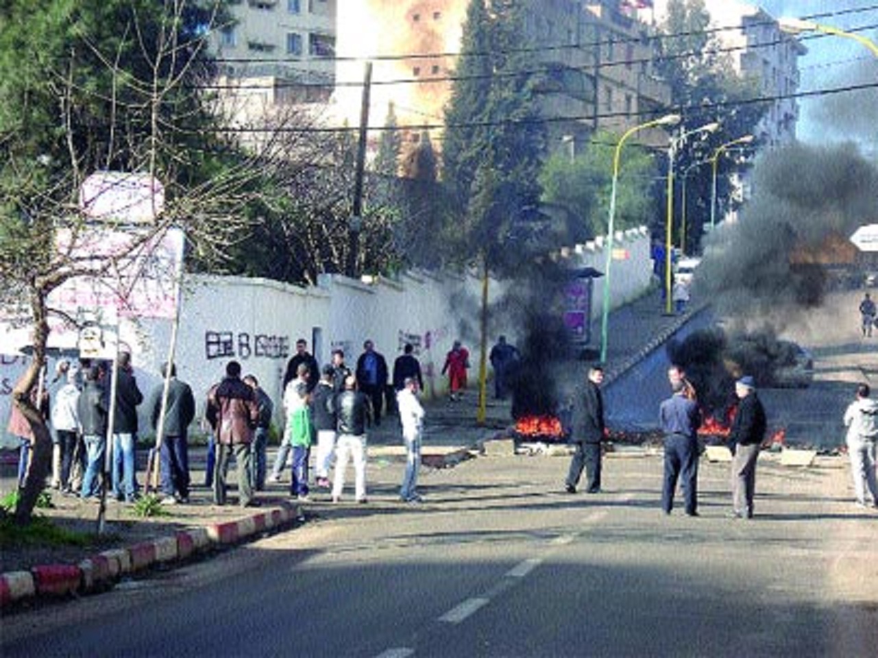 Blida: Les habitants du village Hadji ferment la route menant vers Tipasa