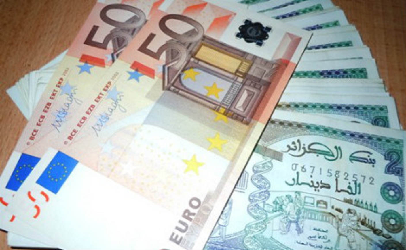 Dinar Algérien: Les raisons d’une chute libre