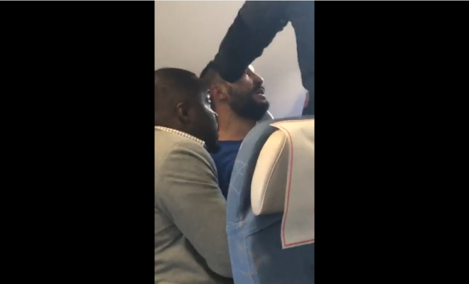 Vidéo: un algérien arrêté à bord d’un avion d’Air Algérie à Londres, les passagers dénoncent