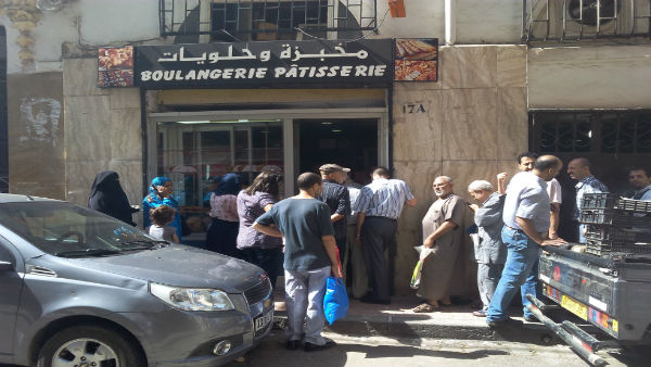 Les files grossissent devant les boulangeries et pâtisseries: Cinq jours après…