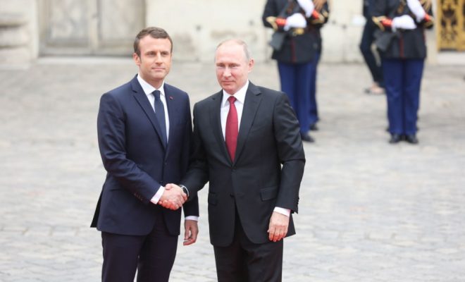 Macron accueille Poutine au château de versailles