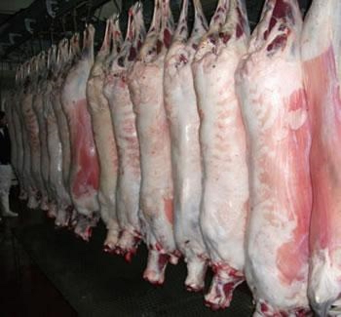 Licences d’importation O.K. pour la viande et suspense pour les véhicules