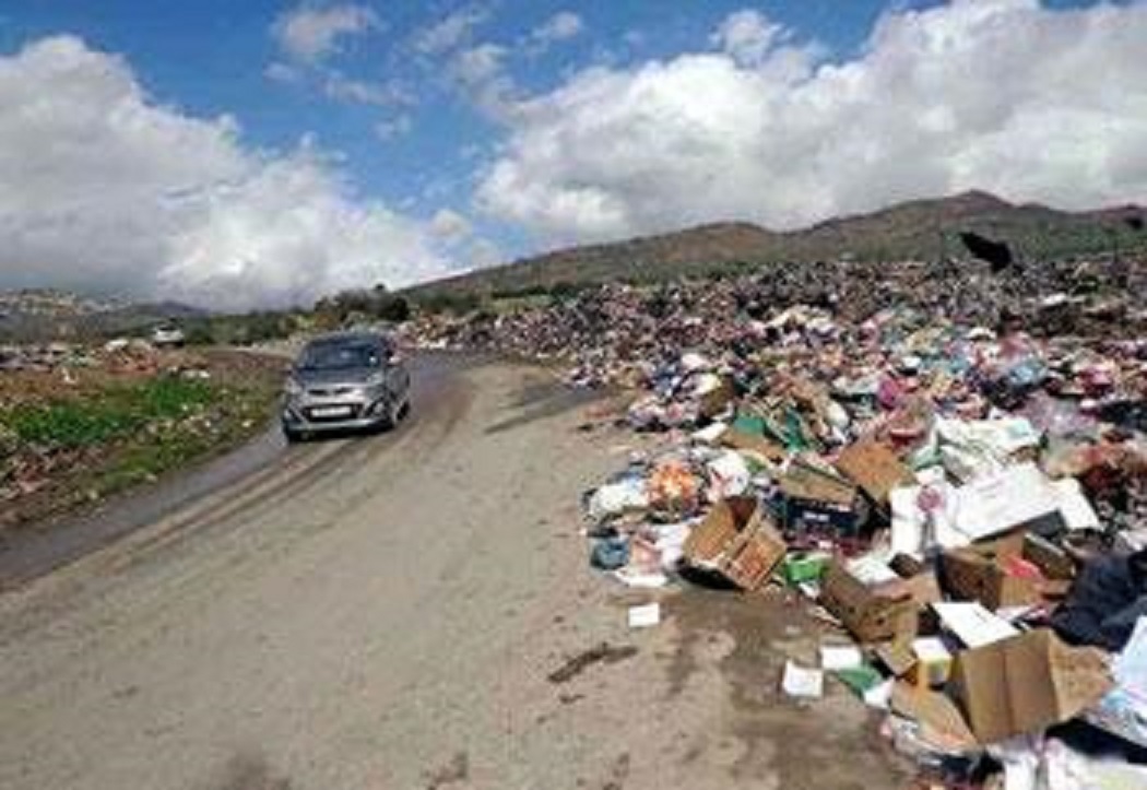 Envahi par les décharges sauvages et privé d’eau: les villageois de Stita ferment les routes