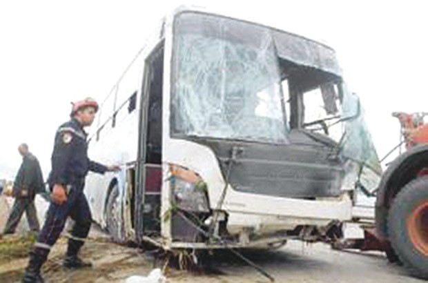 Aïn Defla: Un bus percute un semi-remorque, un mort et sept blessés