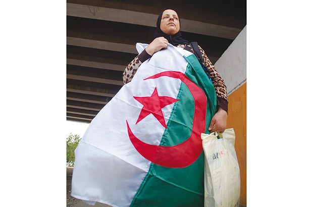 Afin d&rsquo;interpeller les autorités sur la nécessité de prendre en charge  sa fille cardiaque:  Une mère de famille décide de marcher d’Oran à Alger