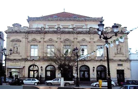 L’expérience théâtrale constantinoise : Déficit en archives