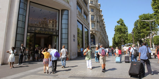 Paris : braquage à la célèbre boutique Louis Vuitton sur les Champs-Elysées  - France Bleu