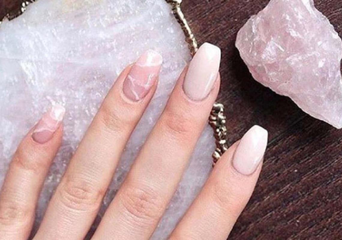 Tuto: manucure quartz rose, inspirée des minéraux