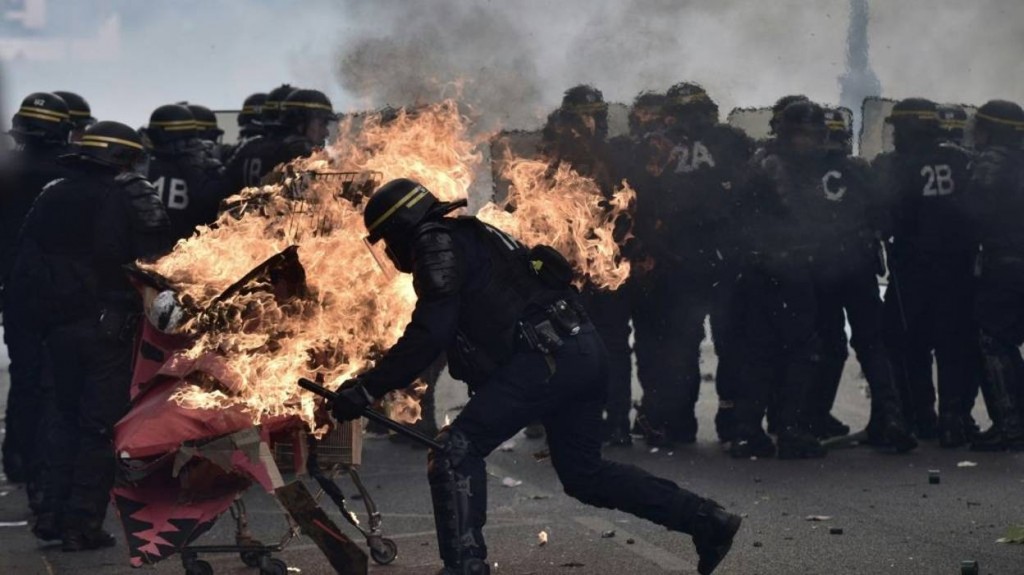 Défilé du 1er mai (Paris): six policiers blessés par des jets de cocktails Molotov, dont l&rsquo;un sérieusement