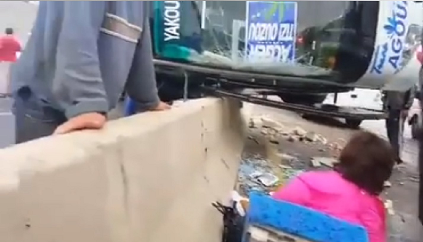 Vidéo- Plusieurs blessés dans le renversement d&rsquo;un bus à Tizi-Ouzou