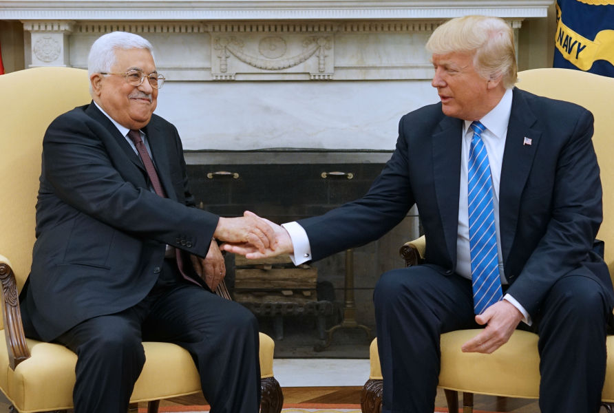 Donald Trump accueille Mahmoud Abbas à la Maison Blanche