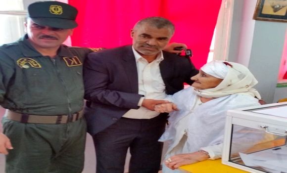 Une femme de 119 ans accomplit le devoir électoral à Guertoufa (Tiaret)
