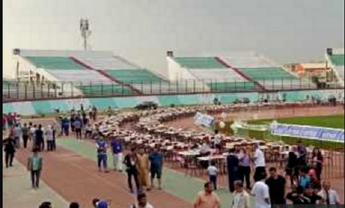 Blida: 4.000 personnes partagent la table de l&rsquo;iftar au stade de Mustapha Tchaker