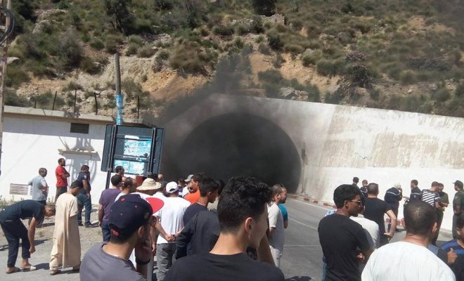 Béjaia: une fumée épaisse sort du tunnel de kherrata, circulation bloquée