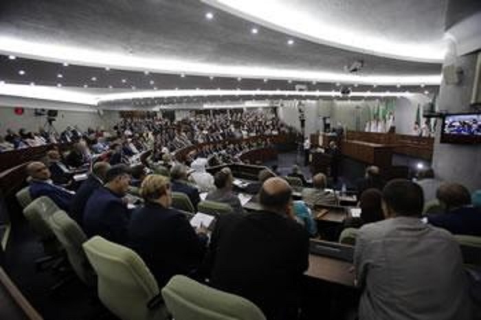 Les chefs de groupes de l&rsquo;opposition loin des médias: Les partis de la majorité optimistes