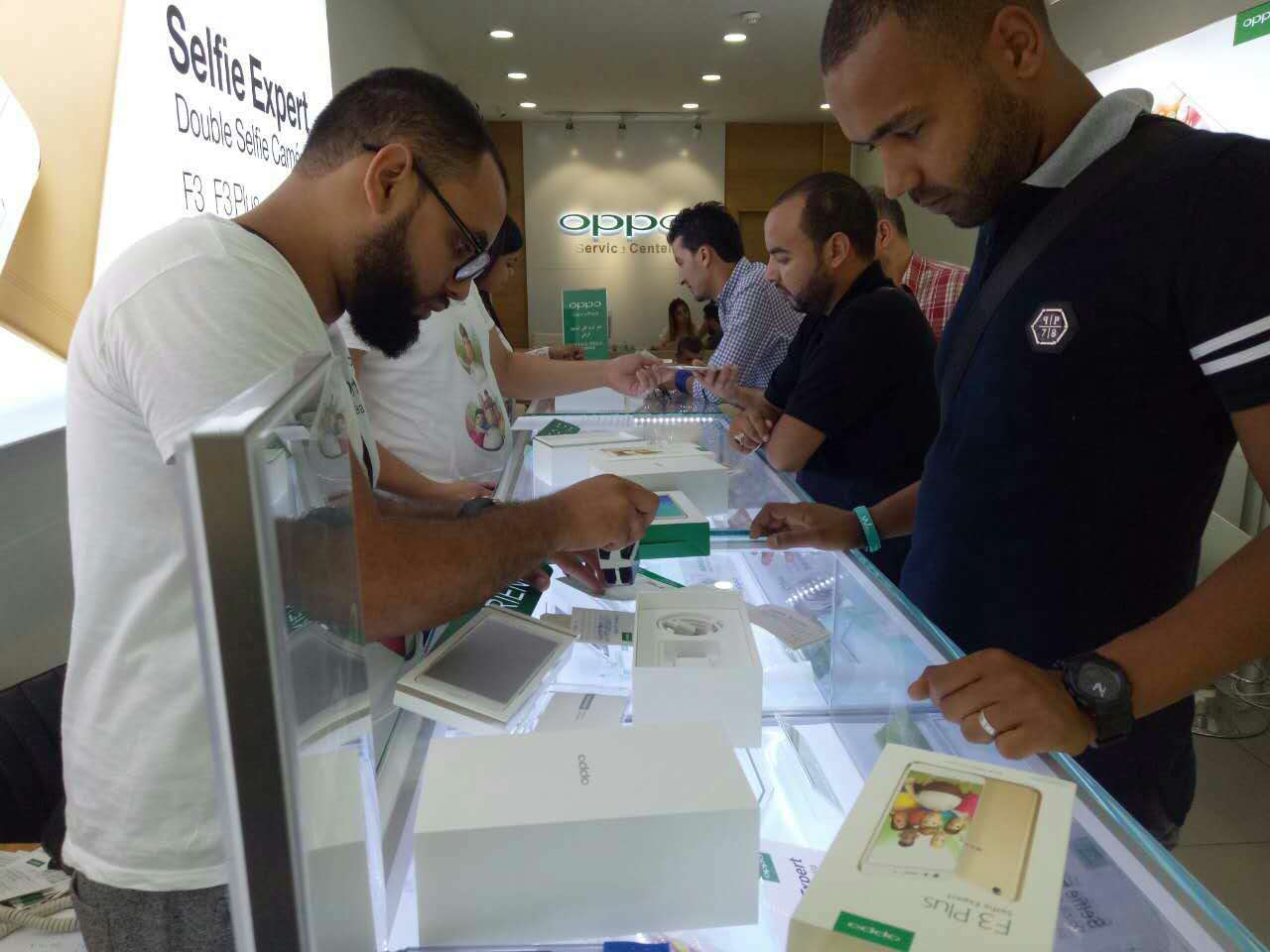 Lancement des ventes du téléphone OPPO F3 Plus dans les magasins: Les utilisateurs affluent vers les magasins OPPO pour procéder à l’achat du téléphone et profiter des cadeaux promotionnels.