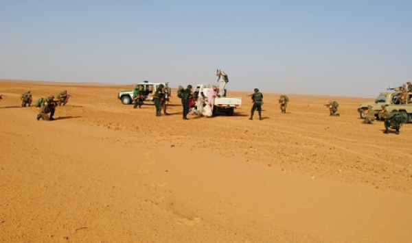 Trois contrebandiers arrêtés et deux camions saisis à Biskra et El Oued (MDN)