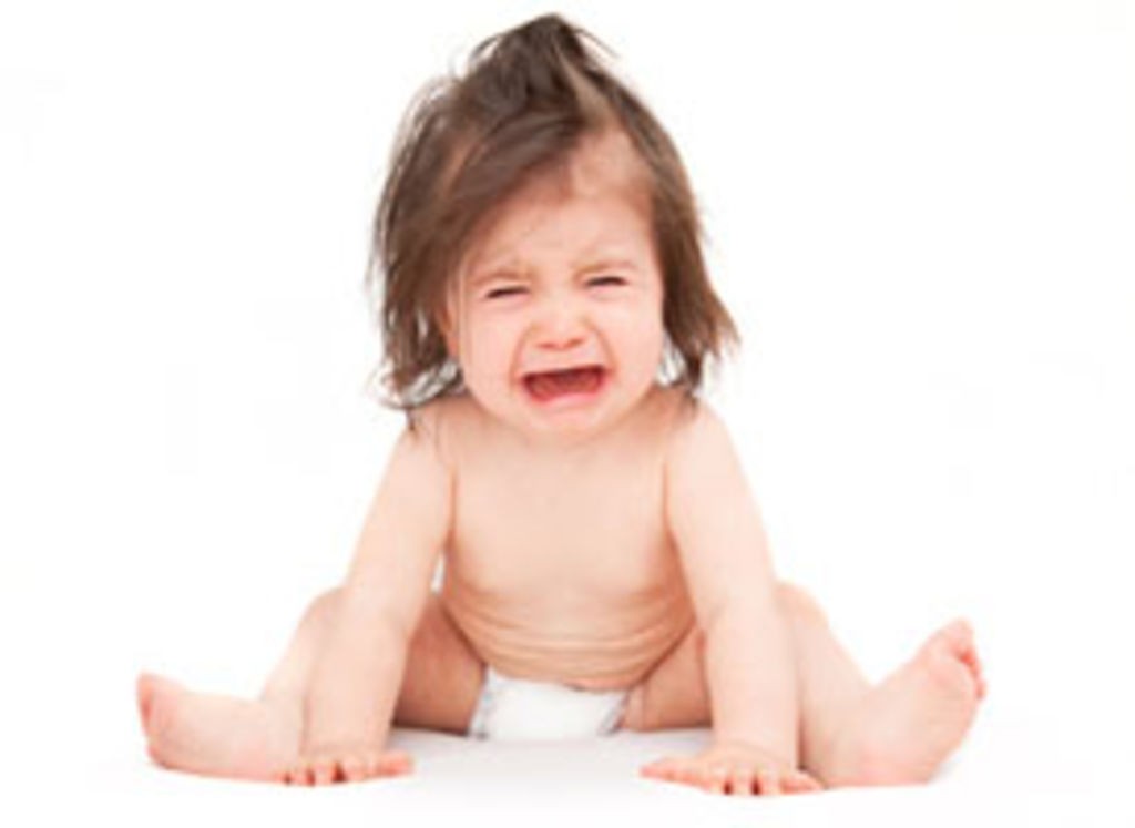 Si les enfants pleurent quand vous les prenez dans vos bras, c’est pour une très bonne raison