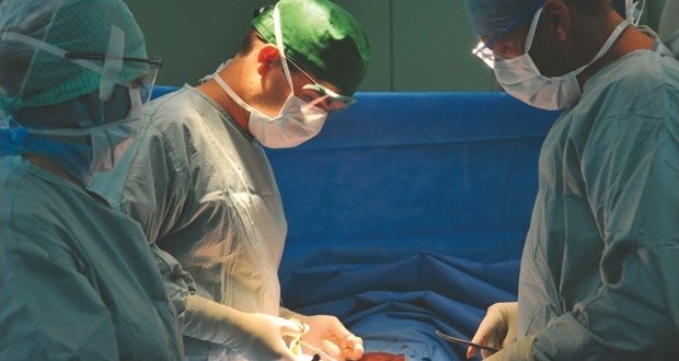 Une première en Algérie: deux chirurgies cardiaques mini invasives vidéoscopiques à l’EHU d’Oran