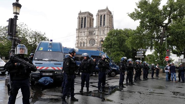 Paris: Un policier attaqué au marteau sur le parvis de Notre-Dame, l’assaillant maitrisé
