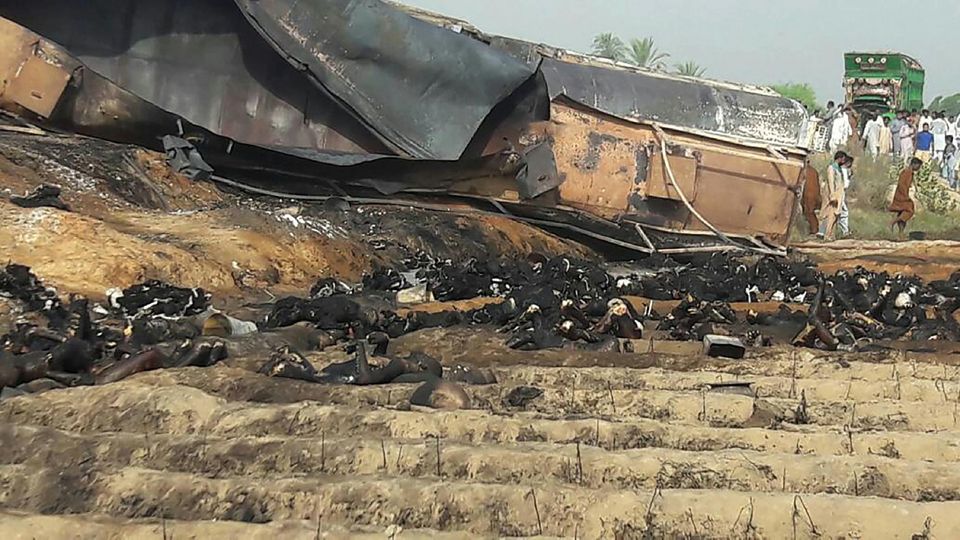 Drame au Pakistan: Un camion de carburant s&rsquo;enflamme, au moins 139 morts (Vidéo)