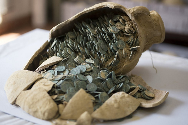 Saisie de 33 pièces de monnaie archéologique destinées à la contrebande à l’aéroport international de Constantine