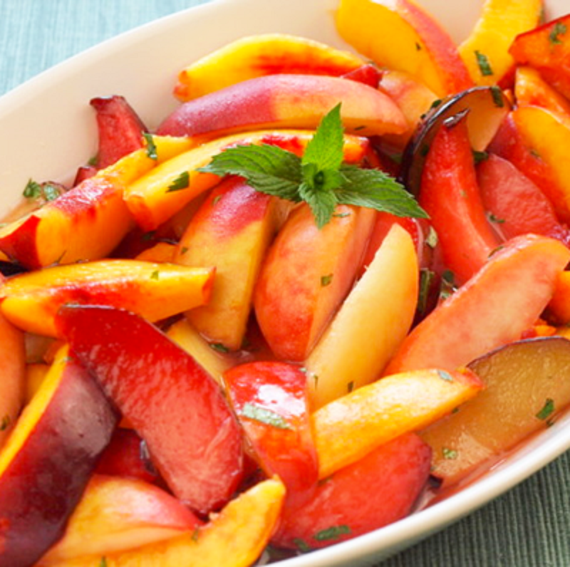 Salade de pêches à la menthe et au gingembre