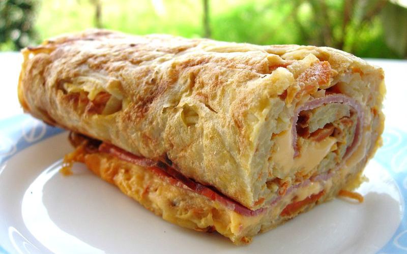 Roulé aux œufs, fromage et poulet